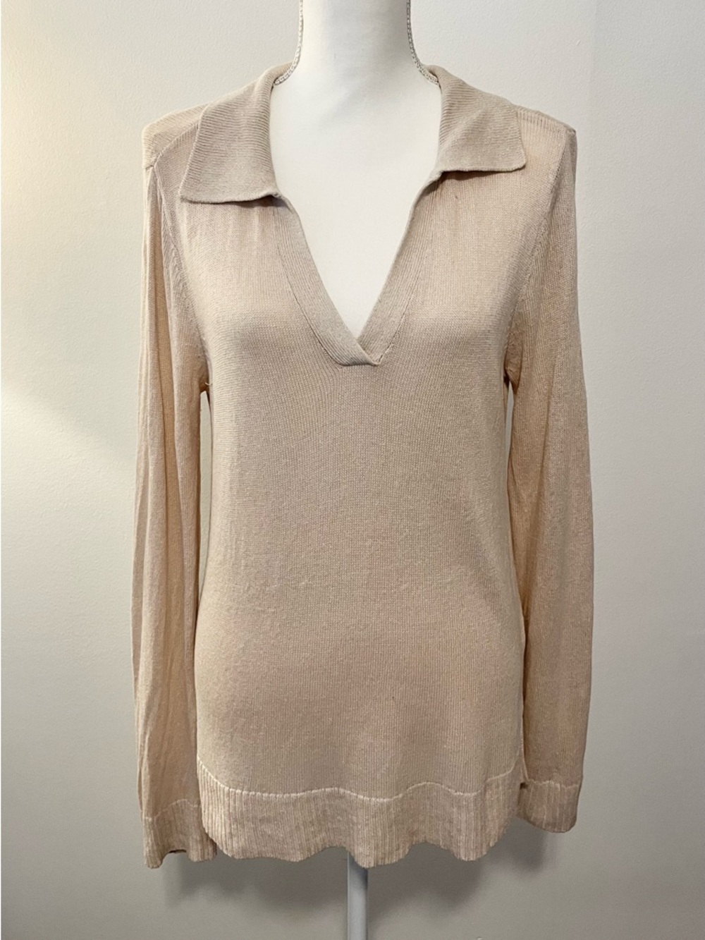 H Halston Linen Blend Lightweight Collared V Neck Sweater in Tan. Size L
